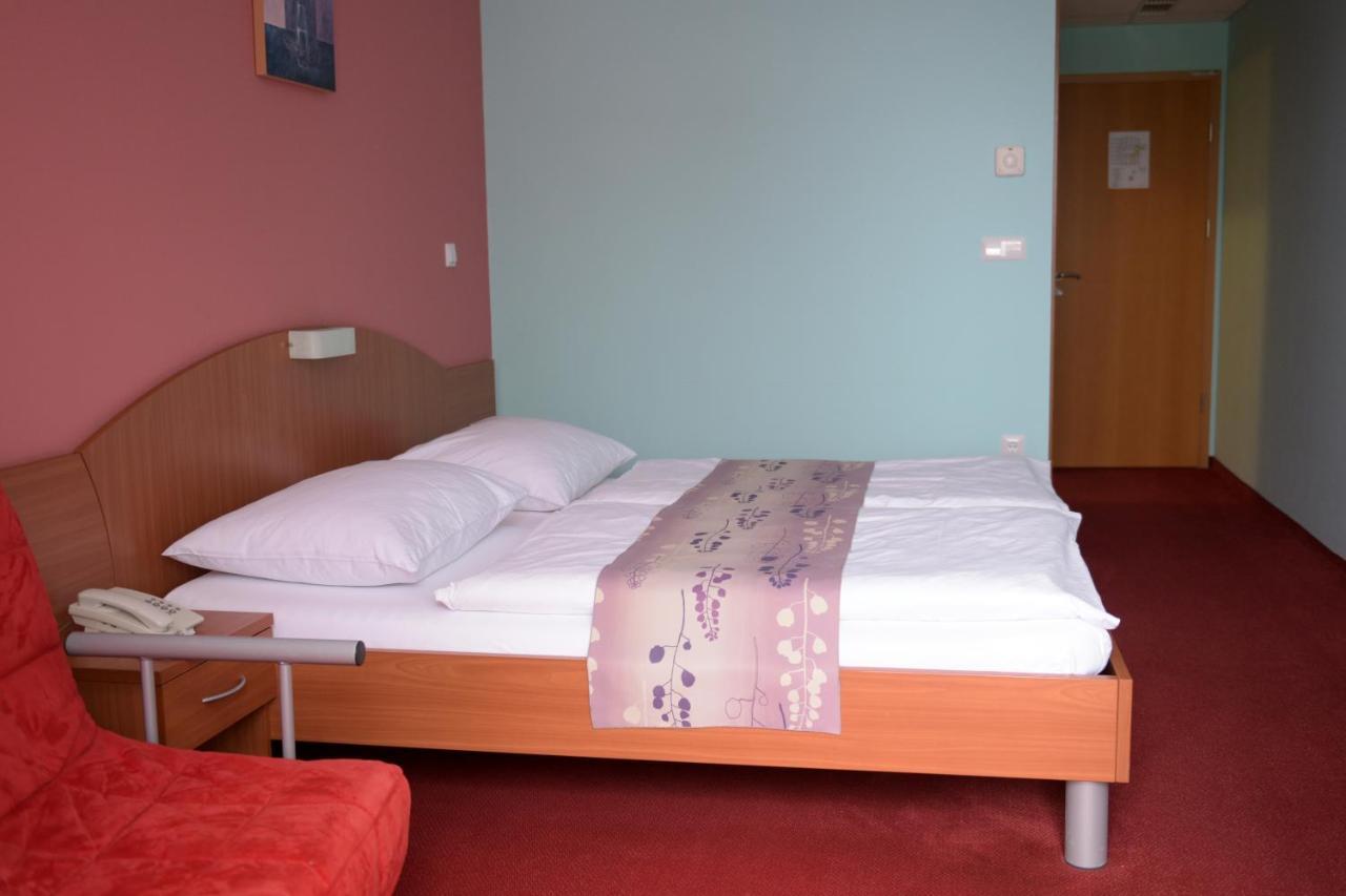 Penzion Letalisce Murska Sobota Buitenkant foto